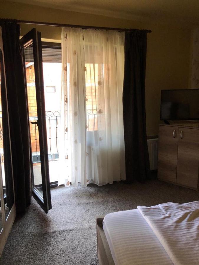 Pensiunea Mirela Pestera Ursilor Chiscau Exteriör bild